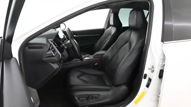 Valkoinen Sedan, Toyota Camry – LSH-598
