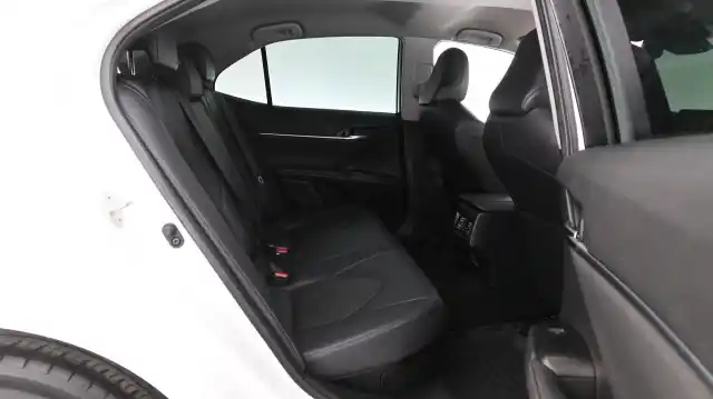 Valkoinen Sedan, Toyota Camry – LSH-598