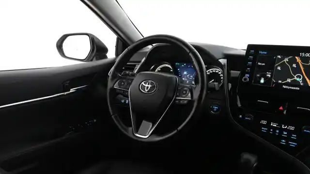 Valkoinen Sedan, Toyota Camry – LSH-598