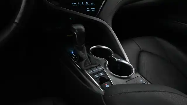 Valkoinen Sedan, Toyota Camry – LSH-598