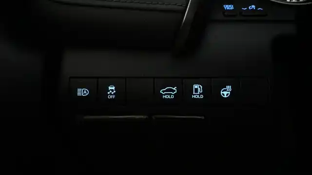 Valkoinen Sedan, Toyota Camry – LSH-598