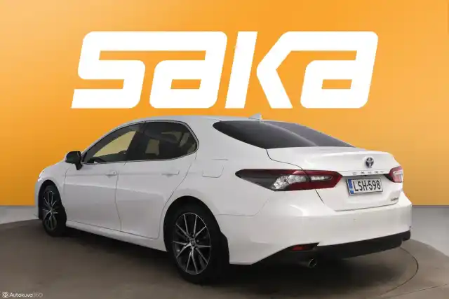 Valkoinen Sedan, Toyota Camry – LSH-598