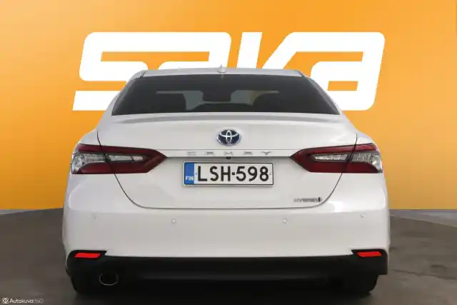 Valkoinen Sedan, Toyota Camry – LSH-598
