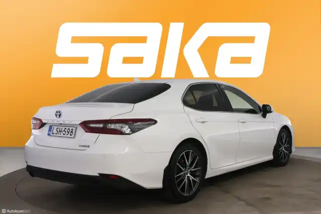 Valkoinen Sedan, Toyota Camry – LSH-598