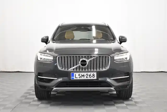 Harmaa Maastoauto, Volvo XC90 – LSM-268