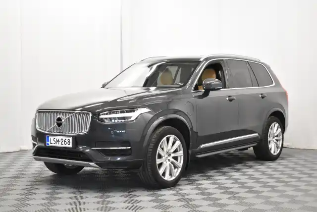 Harmaa Maastoauto, Volvo XC90 – LSM-268