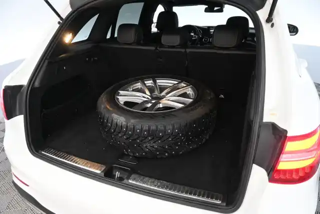 Valkoinen Maastoauto, Mercedes-Benz GLC – LSM-365