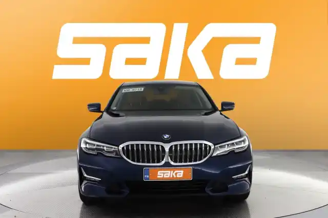 Sininen Sedan, BMW 320 – LSM-490