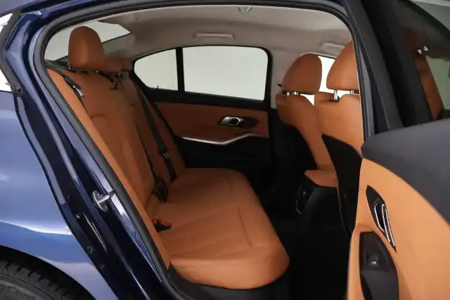 Sininen Sedan, BMW 320 – LSM-490