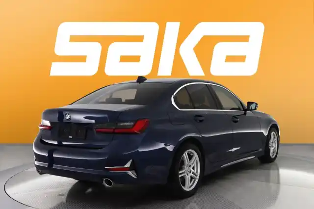 Sininen Sedan, BMW 320 – LSM-490
