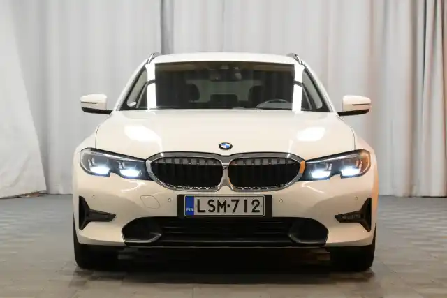 Valkoinen Farmari, BMW 330 – LSM-712