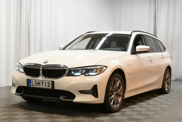 Valkoinen Farmari, BMW 330 – LSM-712