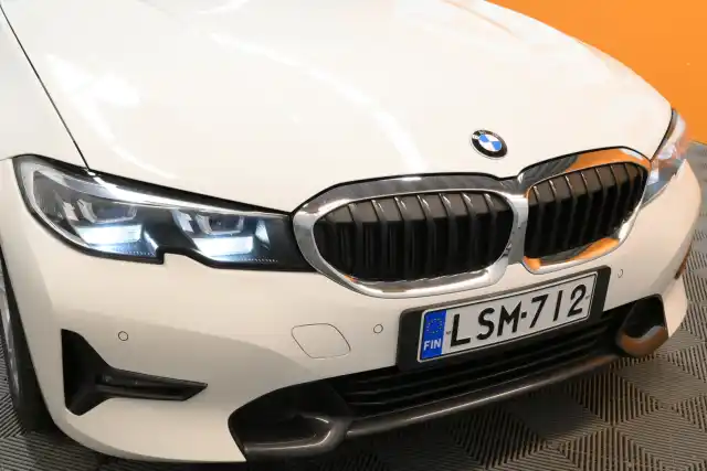 Valkoinen Farmari, BMW 330 – LSM-712