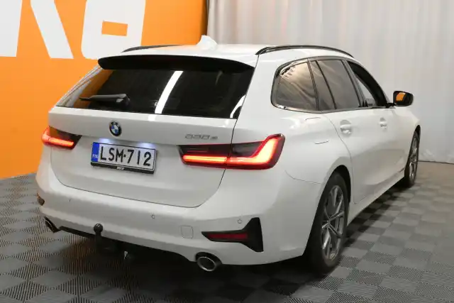 Valkoinen Farmari, BMW 330 – LSM-712