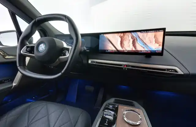 Musta Maastoauto, BMW IX M60 – LSV-998