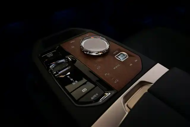 Musta Maastoauto, BMW IX M60 – LSV-998