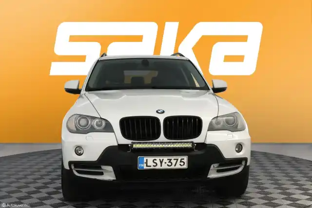 Valkoinen Maastoauto, BMW X5 – LSY-375