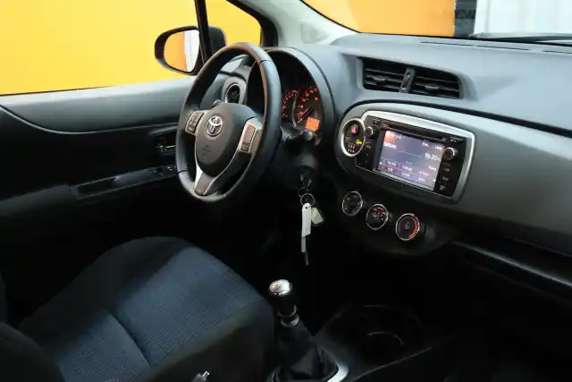 Punainen Viistoperä, Toyota Yaris – LSZ-584