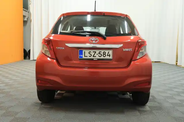 Punainen Viistoperä, Toyota Yaris – LSZ-584