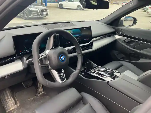 Harmaa Farmari, BMW 530 – LTA-849