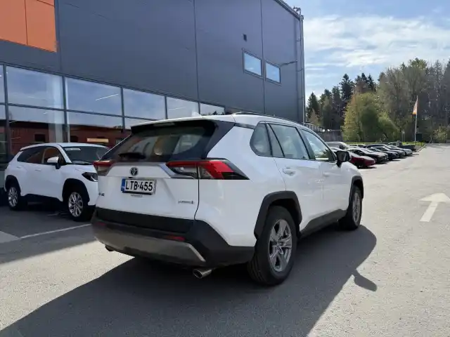 Valkoinen Maastoauto, Toyota RAV4 – LTB-455