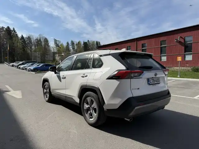 Valkoinen Maastoauto, Toyota RAV4 – LTB-455