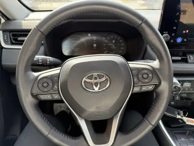 Valkoinen Maastoauto, Toyota RAV4 – LTB-455