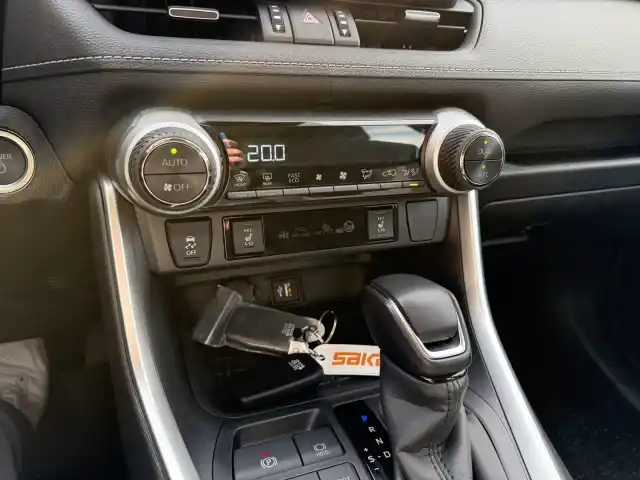 Valkoinen Maastoauto, Toyota RAV4 – LTB-455