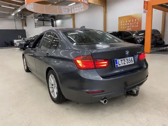 Harmaa Sedan, BMW 318 – LTZ-356