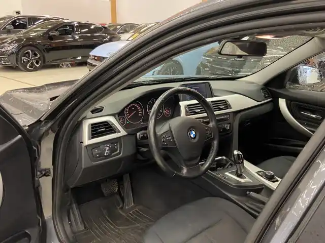 Harmaa Sedan, BMW 318 – LTZ-356