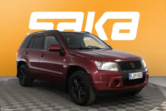 Punainen Maastoauto, Suzuki Grand Vitara – LUY-552