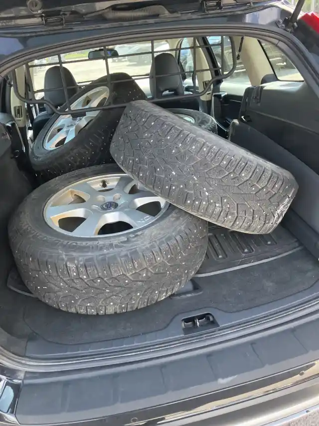 Musta Maastoauto, Volvo XC60 – LUZ-184