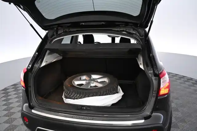 Musta Maastoauto, Nissan Qashqai – LUZ-279