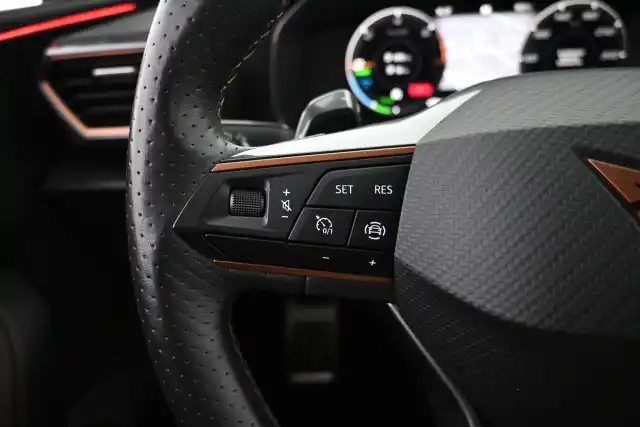 Valkoinen Viistoperä, Cupra Leon – LVP-398