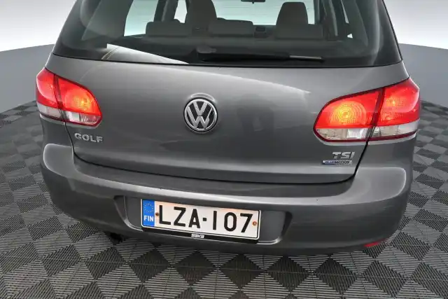 Harmaa Viistoperä, Volkswagen Golf – LZA-107