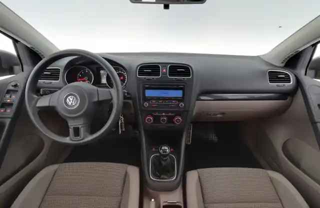 Harmaa Viistoperä, Volkswagen Golf – LZA-107