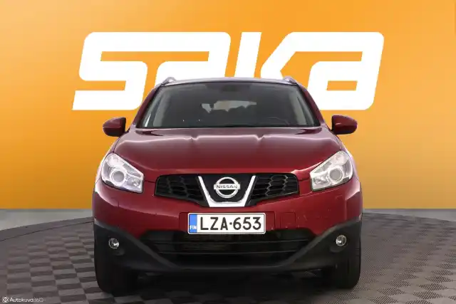 Punainen Maastoauto, Nissan Qashqai – LZA-653