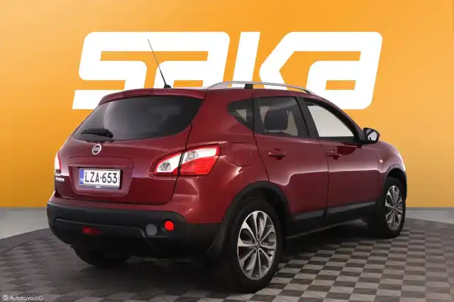 Punainen Maastoauto, Nissan Qashqai – LZA-653