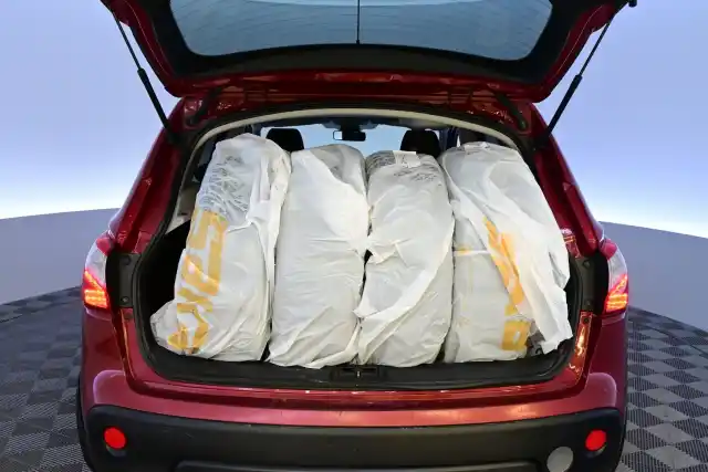 Punainen Maastoauto, Nissan Qashqai – LZA-653