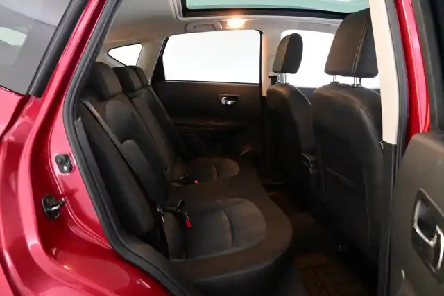 Punainen Maastoauto, Nissan Qashqai – LZA-653