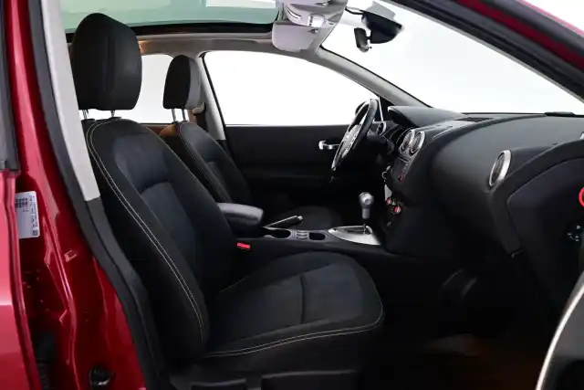 Punainen Maastoauto, Nissan Qashqai – LZA-653