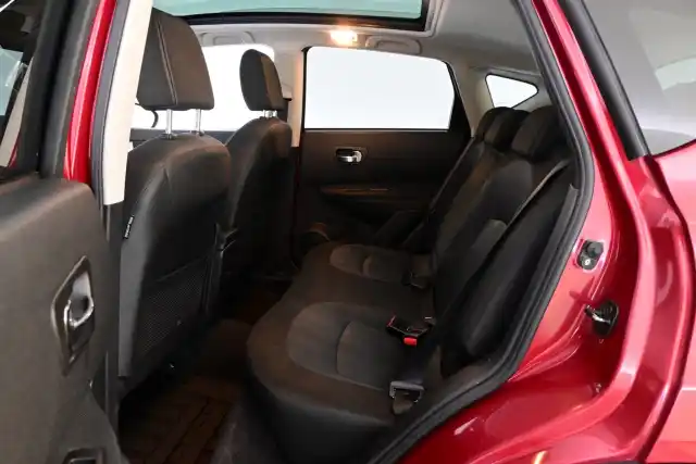 Punainen Maastoauto, Nissan Qashqai – LZA-653