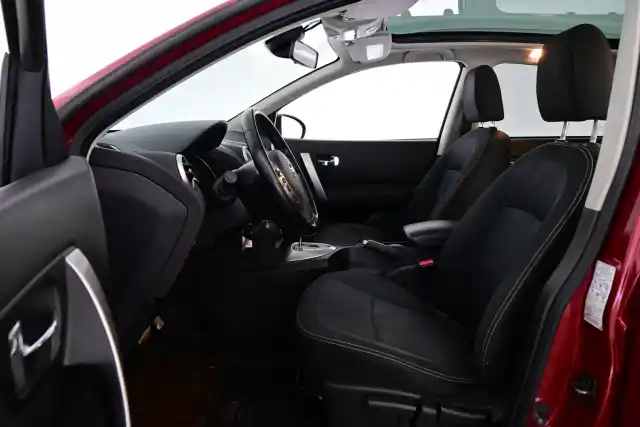 Punainen Maastoauto, Nissan Qashqai – LZA-653