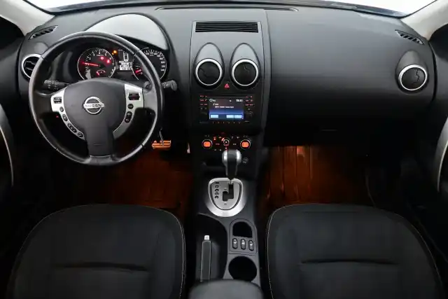 Punainen Maastoauto, Nissan Qashqai – LZA-653