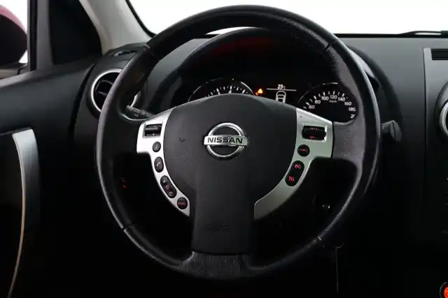 Punainen Maastoauto, Nissan Qashqai – LZA-653