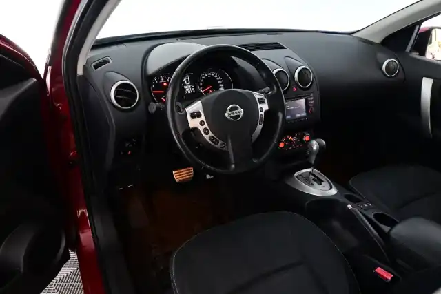 Punainen Maastoauto, Nissan Qashqai – LZA-653