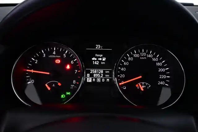 Punainen Maastoauto, Nissan Qashqai – LZA-653