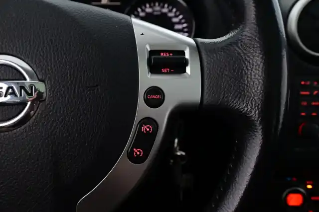 Punainen Maastoauto, Nissan Qashqai – LZA-653