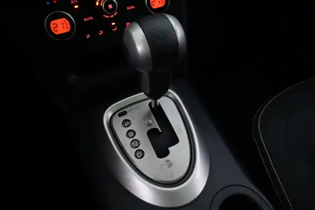 Punainen Maastoauto, Nissan Qashqai – LZA-653