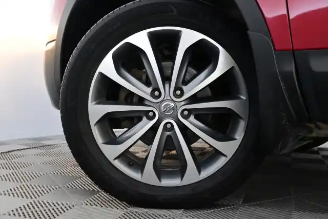 Punainen Maastoauto, Nissan Qashqai – LZA-653